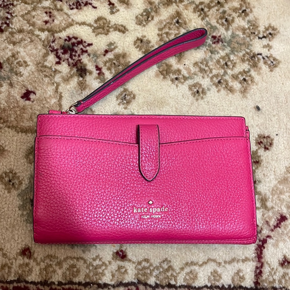 Kate spade wallet. Lightly used. Great condition.